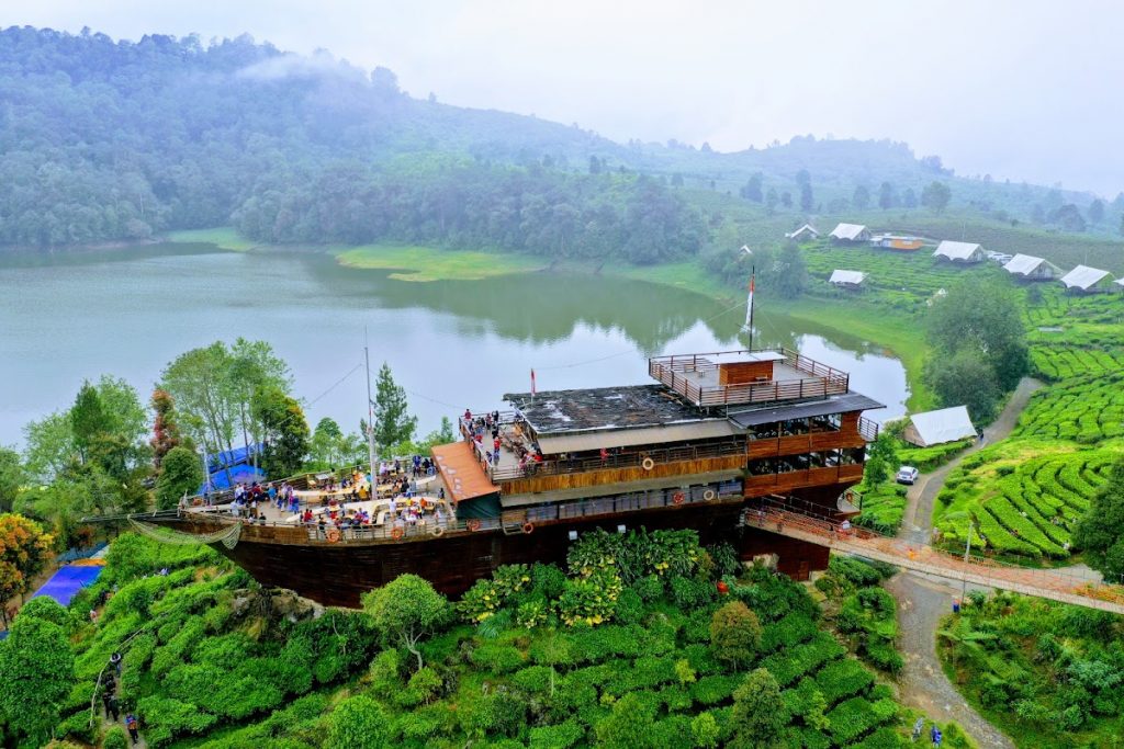 Glmaping Lakeside Kapal Pinisi situ patenggang