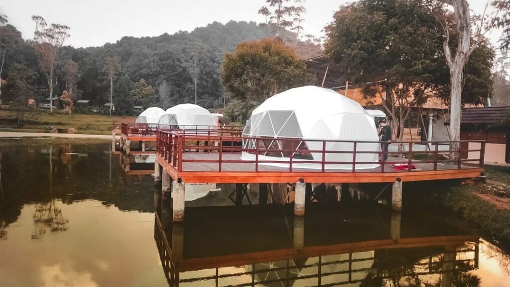 Suasana di glamping lakeside ranca upas